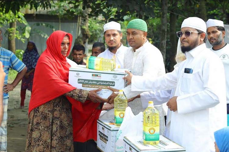 কুমিল্লার দেবিদ্বারে অসহায় হতদরিদ্রদের মাঝে ইফতার সামগ্রী বিতরণ
