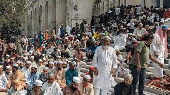 রমজানের প্রথম জুমায় বায়তুল মোকাররমে মুসল্লিদের ঢল