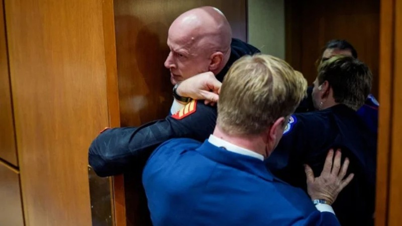 ইরানের পক্ষে স্লোগান দেওয়ায় হাত ভাঙল মার্কিন সিনেটর প্রার্থীর