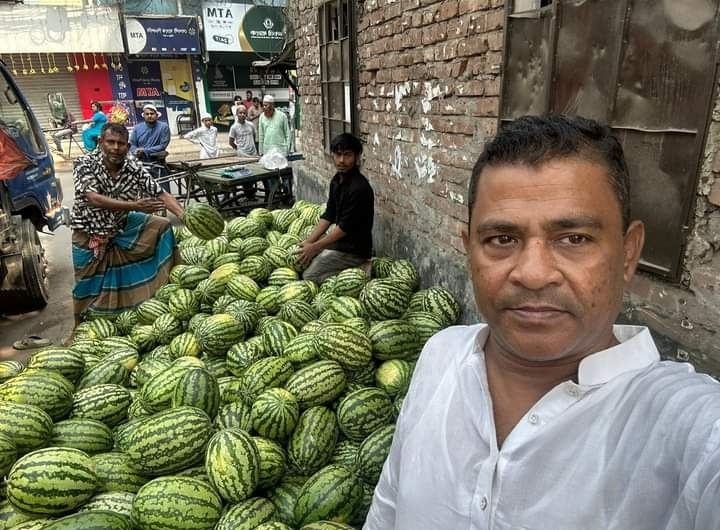 বনানীতে প্রশংসায় ভাসছে বিএনপি নেতার তরমুজের ব্যবসা 