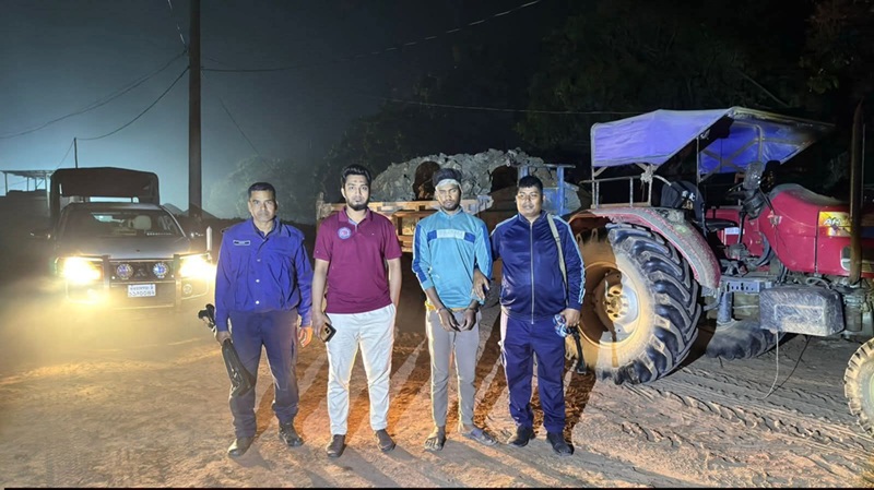 চাঁপাইনবাবগঞ্জে মাটি উত্তোলনের সময় ট্রাক্টরসহ যুবক আটক