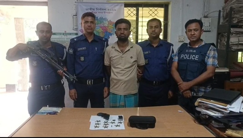 লক্ষ্মীপুরে বিদেশী রিভলবার ও গুলিসহ যুবক গ্রেপ্তার 