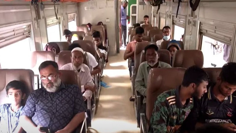 ট্রেনে আগাম টিকিটে ভোগান্তিহীন ঈদযাত্রা শুরু