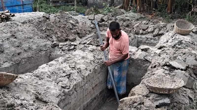 জীবনে প্রথম একসঙ্গে ৯ কবর খুঁড়লাম, হাত কাঁপছিল: গোরখোদক মুজিবর