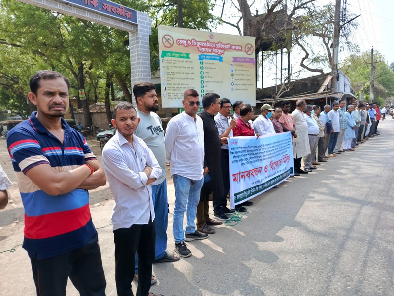 দেশব্যাপী সংখ্যালঘুদের ওপর হামলার প্রতিবাদে সাতক্ষীরায় মানববন্ধন