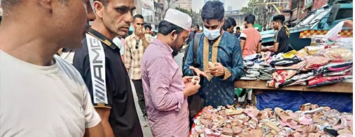 গুলিস্তানের ফুটপাতে জমজমাট ঈদের বেচাকেনা