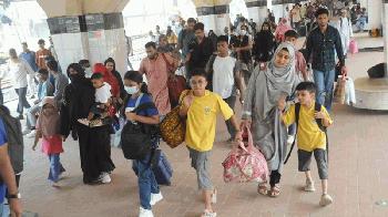 বাস ট্রেন লঞ্চে ঘরমুখো মানুষের চাপ বেড়েছে