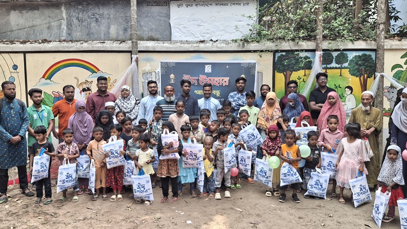 সাতক্ষীরায় ৩ শতাধিক শিশুর হাতে মুখে ঈদের হাসি