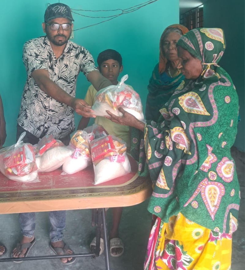 সরিষাবাড়ীতে রাসেল আহমেদের উদ্যোগে গরীবও দুস্থদের মাঝে ঈদসামগ্রী বিতরণ