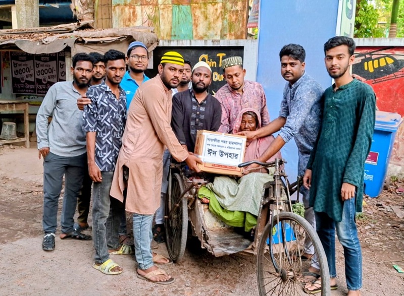 নিম্নবিত্ত পরিবারের ঈদ আনন্দ ভাগ করে নিল সাতক্ষীরা শহর ছাত্রদল