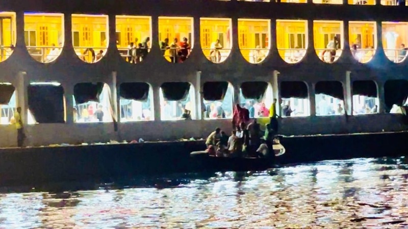 নৌযান-জেটি না থাকায় ঝুঁকি নিয়ে মাঝ নদীতে লঞ্চে উঠছে যাত্রীরা