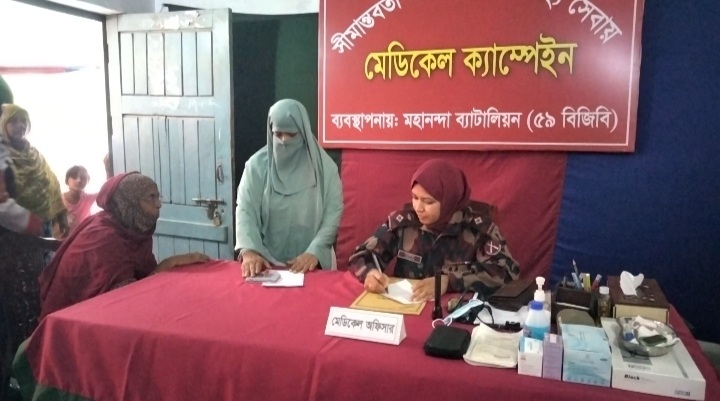 চাঁপাইনবাবগঞ্জে অসহায় ও দু:স্থ্যদের মাঝে বিজিবির চিকিৎসা সেবা প্রদান 