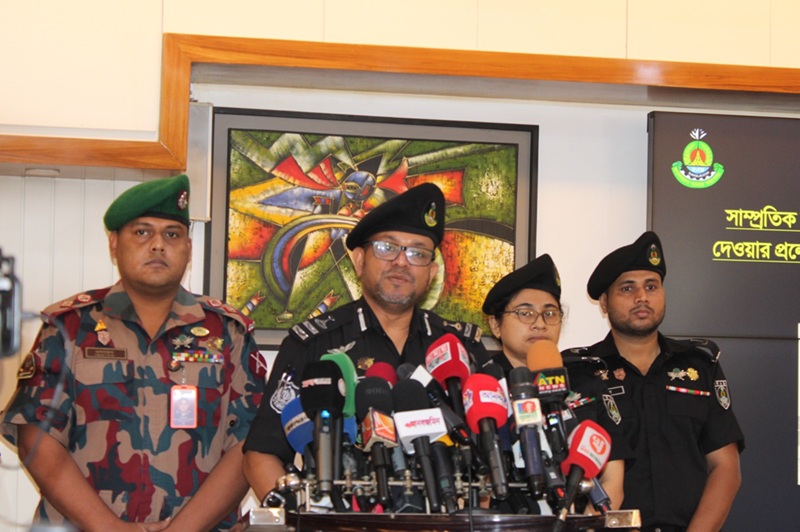 সরকারের উচ্চপদস্থ কর্মকর্তাদের পরিচয় ব্যবহার করে প্রতারণা, সেনাবাহিনীর চাকরিচ্যুত সদস্যসহ গ্রেফতার ২