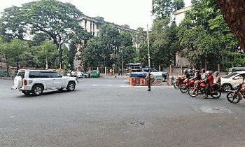 ট্রাফিক আইন মানার হুঁশিয়ারি, নিজেই অনির্ধারিত ক্রসিং পার হলেন ডিএমপি কমিশনার