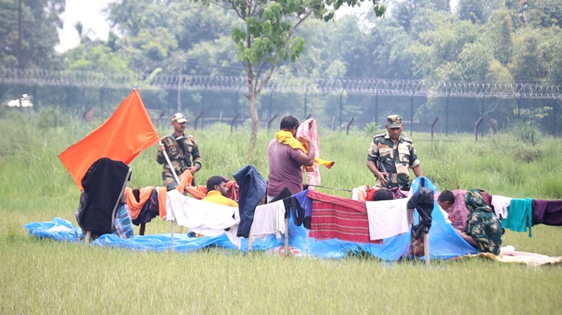 রাষ্ট্রহীন সীমান্তবর্তী শূন্যরেখায় ৩ দিন ধরে নারী-পুরুষ ও শিশুসহ ১০ জনের অবস্থান, বিএসএফ বলছে ফিরিয়ে নেবে না