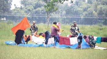 রাষ্ট্রহীন সীমান্তবর্তী শূন্যরেখায় ৩ দিন ধরে নারী-পুরুষ ও শিশুসহ ১০ জনের অবস্থান, বিএসএফ বলছে ফিরিয়ে নেবে না
