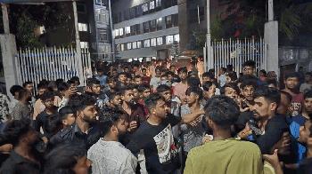 লাশ নিয়ে থানা ঘেরাও, পুলিশ কর্মকর্তা ক্লোজড