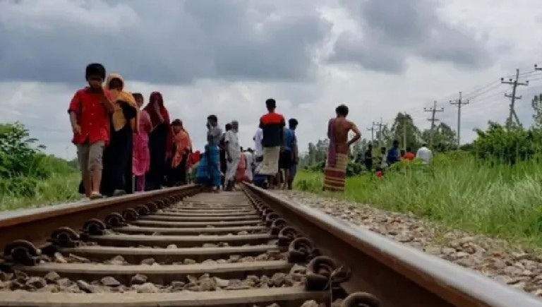 টাঙ্গাইলে ট্রেনে কাটা পড়ে গৃহবধূর মৃত্যু