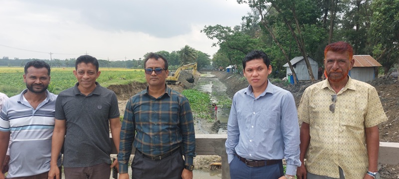লক্ষ্মীপুরে খাল খননের মাটি দিয়ে তৈরি হচ্ছে রাস্তা, স্বস্তিতে হাজারো কৃষক
