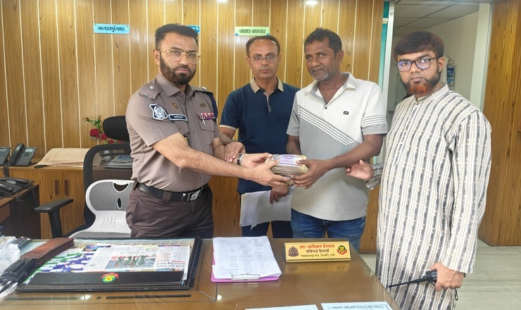 কুড়িয়ে পাওয়া টাকা মালিককে ফেরত দিল শাহজাহানপুর থানা পুলিশ