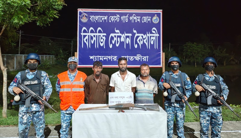 সুন্দরবনে জোনাব বাহিনীর ৩ ডাকাত অস্ত্রসহ আটক