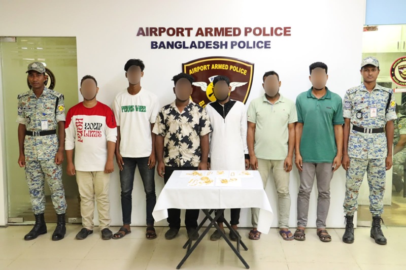 বিমানবন্দরের পার্কিং এলাকা থেকে ৯৪ লাখ টাকার স্বর্ণ উদ্ধার, আটক ৬