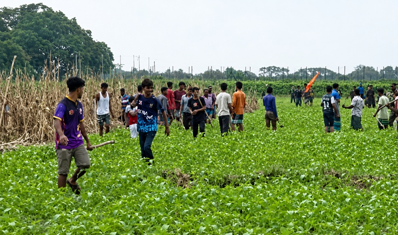 রৌমারী সিমান্তে পুশইন চেষ্টা: বিজিবি ও গ্রামবাসির বাঁধা লাঠি হাতে বিএসএফকে ধাওয়া