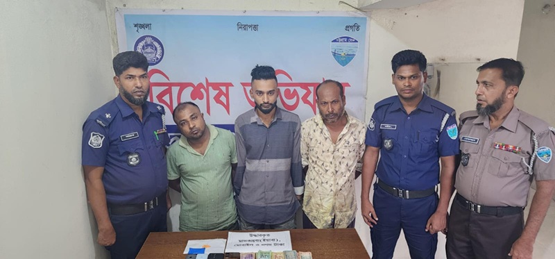 চন্দ্রগঞ্জে ইয়াবা, নগদ টাকা ও মোবাইলসহ ৩ মাদক কারবারি গ্রেফতার