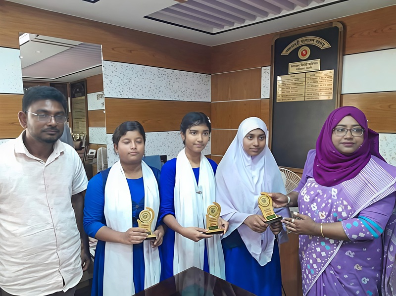 পত্নীতলায় দুর্নীতি বিরোধী বিতর্ক প্রতিযোগিতায় বিজয়ীদের মধ্যে পুরস্কার বিতরণ
