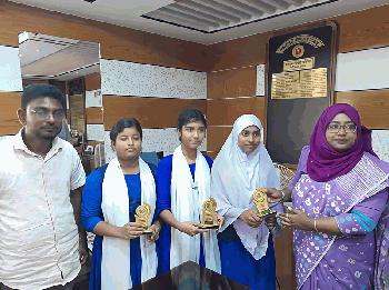 পত্নীতলায় দুর্নীতি বিরোধী বিতর্ক প্রতিযোগিতায় বিজয়ীদের মধ্যে পুরস্কার বিতরণ