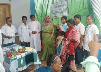 পত্নীতলায় আদিবাসী জনগোষ্ঠীর জীবনমান উন্নয়নে কারিতাসের সহায়তা বিতরণ