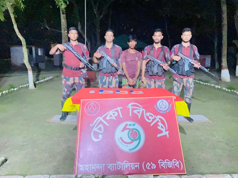 চাঁপাইনবাবগঞ্জ সীমান্তে বিজিবির অভিযান ট্রাক ভর্তি সিরাপ ও ইয়াবাসহ আটক ২