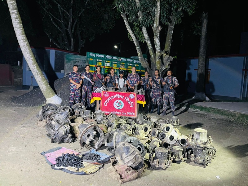 চাঁপাইনবাবগঞ্জে পাথর ভর্তি ট্রাকে মিলল ভারতীয় ট্রাকের যন্ত্রাংশ, যুবক আটক