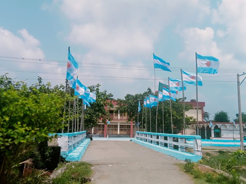 আর্জেন্টিনার পতাকার রঙে পুরো ব্রিজে রং করলেন মেসি ভক্তরা