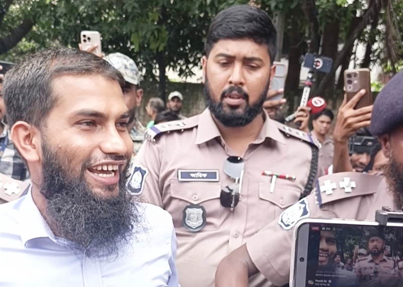 ‎জুলাই যোদ্ধা পরিচয় দিয়ে ধানমন্ডি থেকে একজন আটক