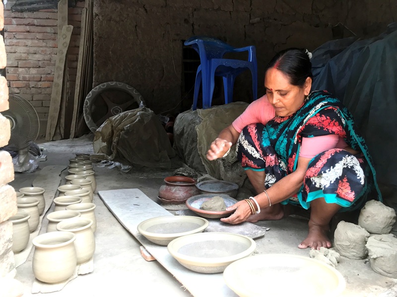 বহুমুখী সমস্যা আর পৃষ্ঠপোষকতার অভাবে বিলীনের পথে আত্রাইয়ের ঐতিহ্যবাহী মৃৎশিল্প