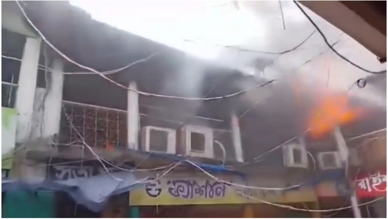 ফায়ার সার্ভিসের ৬টি ইউনিটের চেষ্টায় নিয়ন্ত্রণ, আড়াই কোটি টাকার ক্ষতি দাবী ব্যবসায়ীদের