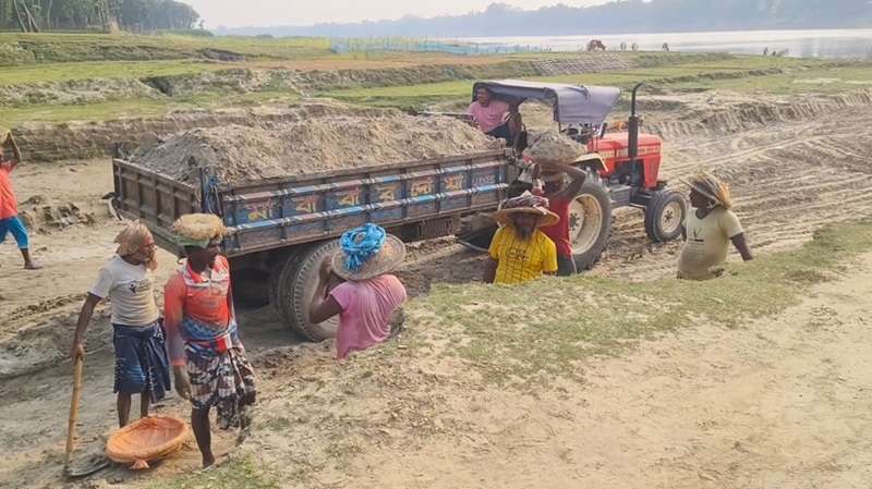 চাঁপাইনবাবগঞ্জের মহানন্দার বালু আমার বাপ-দাদার সম্পত্তি : ইউপি চেয়ারম্যান টিপু