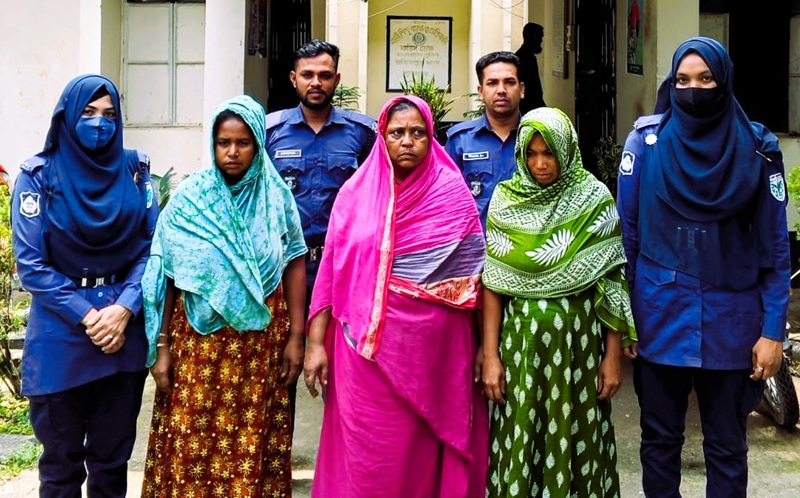 লাউরগড় সীমান্তে ট্রাভেল ব্যাগে থাকা ৭ কেজি গাঁজাসহ তিন নারী মাদক কারবারিকে পুলিশে সোপর্দ