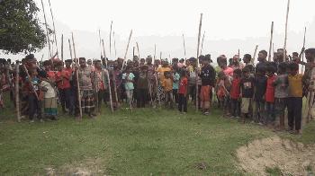 চাঁপাইনবাবগঞ্জে পদ্মার বালু উত্তোলনে গ্রামবাসীর বাধা, লাঠিসোঁটা নিয়ে নদী পাহারা