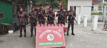 চাঁপাইনবাবগঞ্জ সীমান্তে ভারতীয় এসকাফ সিরাপ জব্দ করেছে বিজিবি