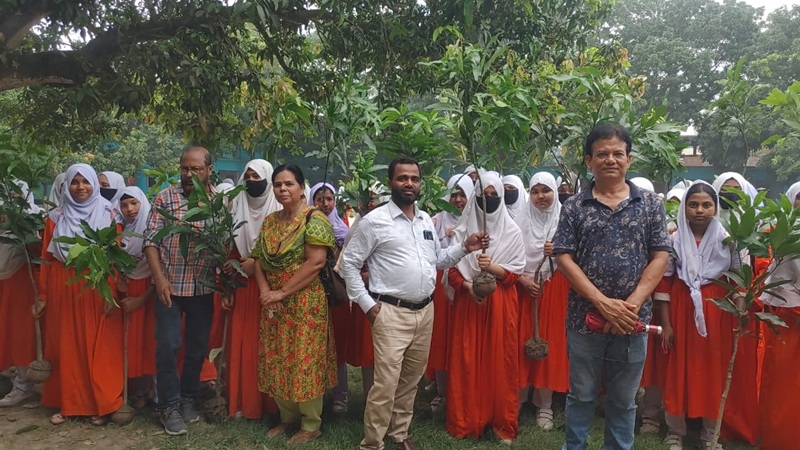 চাঁপাইনবাবগঞ্জে ব্র্যাকের ১৪ হাজার গাছের চারা বিতরণ