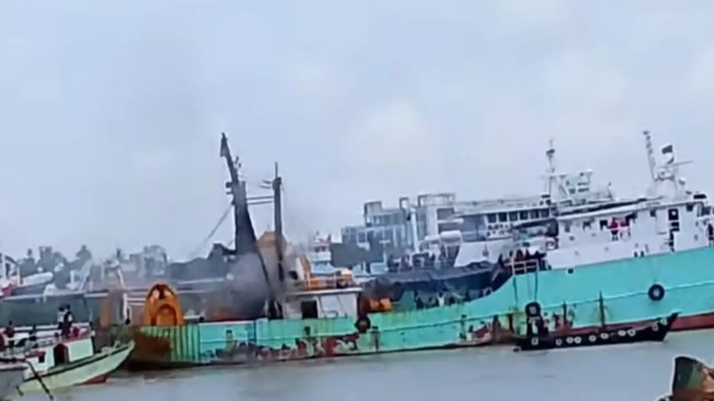 কর্ণফুলী নদীতে ফিশিং ট্রলারে বিস্ফোরণে দগ্ধ ৬