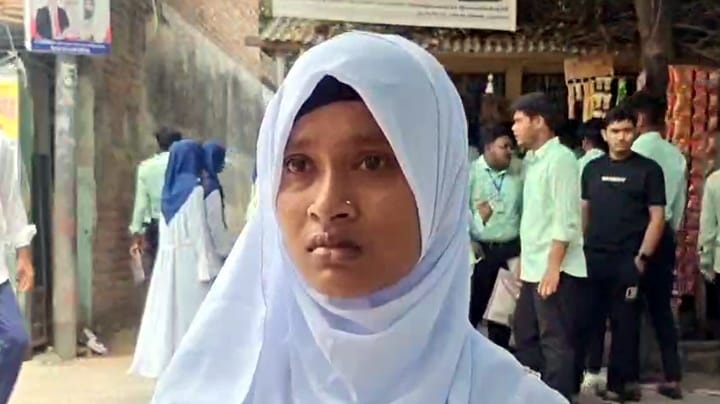 আধা ঘন্টা আগে পরীক্ষা দিতে এসেও কেন্দ্রে প্রবেশের অনুমতি পাননি চাঁপাইনবাবগঞ্জের শাহনাজ