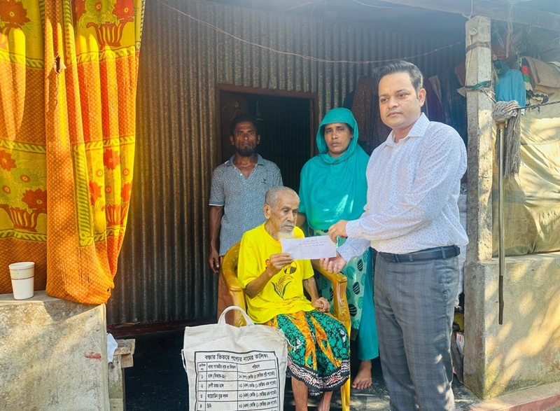 স্বজনরা ছুঁড়ে দিল রাস্তায়- দায়িত্ব নিলেন প্রতিমন্ত্রী টুকু