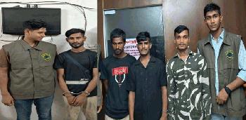 রাজধানীর কারওয়ান বাজারে ছিনতাইয়ের সময় গ্রেফতার ৪