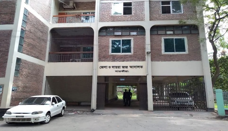 সাতক্ষীরায় এজলাসে অসুস্থ শিশুকে দেখে বিচারকের রায় অস্ত্রোপচারের খরচসহ ভরণপোষণ দিতে বাবাকে নির্দেশ