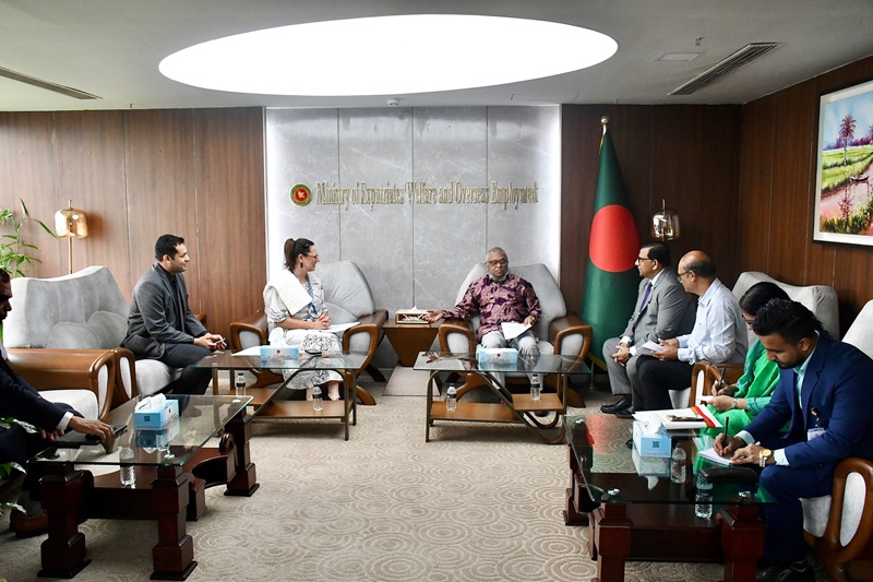 প্রবাসী কল্যাণ মন্ত্রীর সাথে আইওএম বাংলাদেশের চিফ অব মিশনের সৌজন্য সাক্ষাৎ