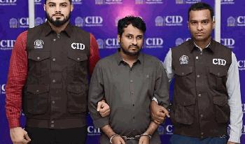 এয়ারপোর্টের অকশন ম্যানেজার পরিচয়ে কমদামে আইফোন বিক্রির ফাঁদ, প্রতারক গ্রেফতার 