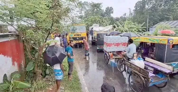 জয়পুরহাটে সড়ক দুর্ঘটনায় নারীসহ নিহত ৩